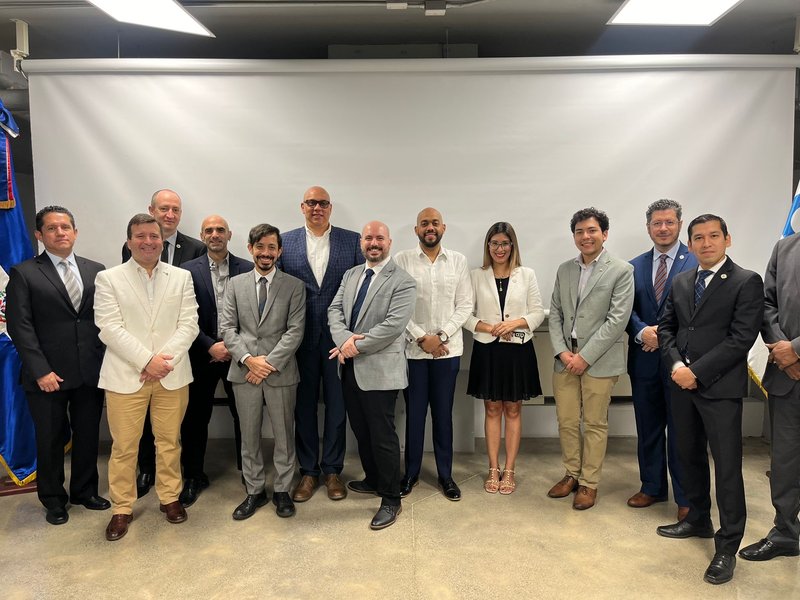 Riveros, de pantalones beige y chaqueta gris.