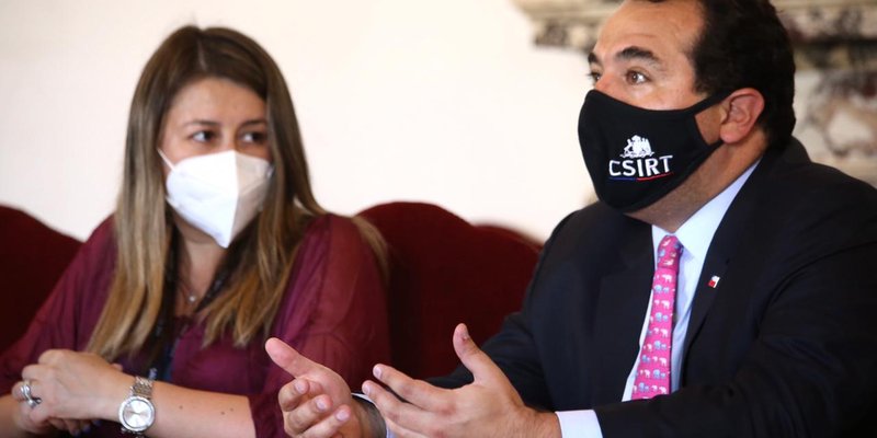 Firma-SUSESO-CSIRT-2021-03-04-Superintendenta-Soto-y-Subsecretario-Galli-10.jpeg