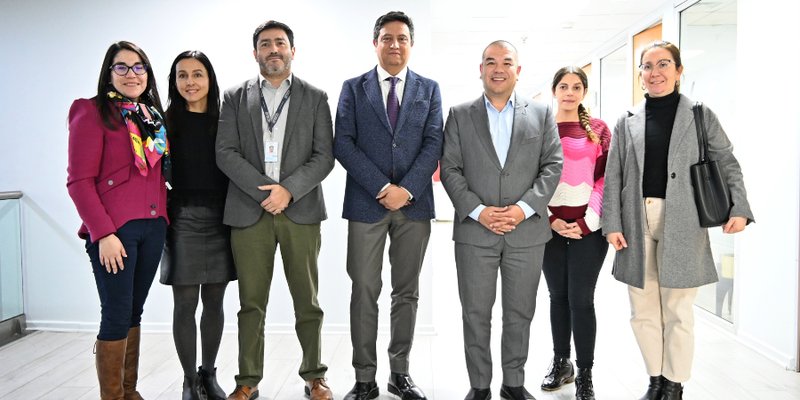 Al centro en la foto, el director de la ANCI, y de camisa celeste, el superintendente de Salud,