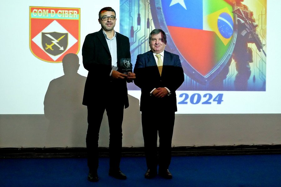 Carlos Silva recibe un recuerdo de la participación del CSIRT de Gobierno en Escudo Cibernético 2024.