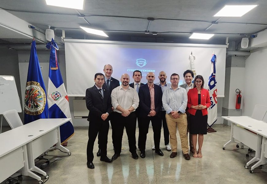 Riveros, en segunda fila, al lado de la especialista de rojo.