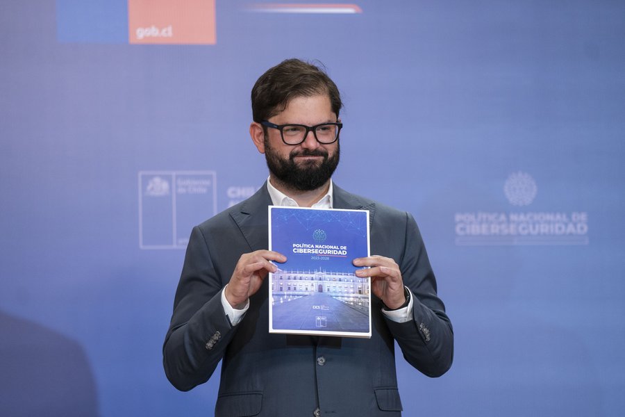 El Presidente Boric sostiene la Política Nacional de Ciberseguridad.